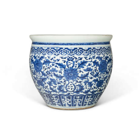 A CHINESE PORCELAIN BLUE AND WHITE JARDINIERE - photo 3