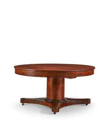 A CENTRAL EUROPEAN MAHOGANY AND PARCEL-EBONIZED CIRCULAR EXTENSION DINING TABLE - photo 3