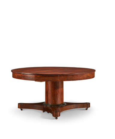 A CENTRAL EUROPEAN MAHOGANY AND PARCEL-EBONIZED CIRCULAR EXTENSION DINING TABLE - photo 4