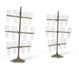 A PAIR OF VICTORIAN BRASS BUD VASE DISPLAY STANDS - Foto 2