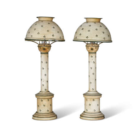 A PAIR OF CHARLES X STYLE CREAM AND GREEN PAINTED TOLE-PEINTE LAMPS - фото 2