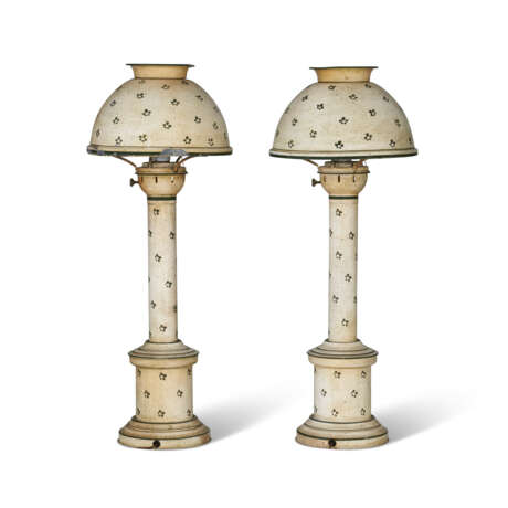 A PAIR OF CHARLES X STYLE CREAM AND GREEN PAINTED TOLE-PEINTE LAMPS - фото 3