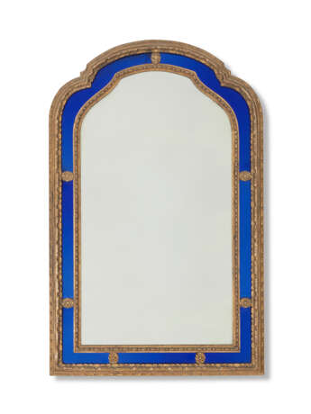 A BLUE GLASS INSET GILTWOOD AND GILT COMPOSITION MIRROR - Foto 1