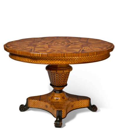 AN ITALIAN FRUITWOOD AND MARQUETRY CENTER TABLE - Foto 1