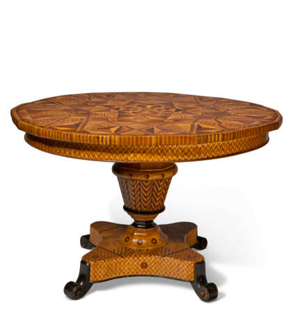 AN ITALIAN FRUITWOOD AND MARQUETRY CENTER TABLE - Foto 3