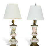 A PAIR OF GILT METAL-MOUNTED DECALCOMANIA TABLE LAMPS - photo 2