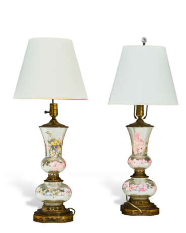 A PAIR OF GILT METAL-MOUNTED DECALCOMANIA TABLE LAMPS - photo 2