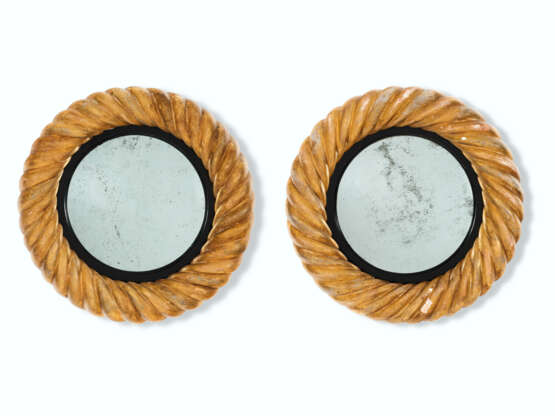 A PAIR OF LATE REGENCY GILTWOOD AND EBONIZED CONVEX MIRRORS - photo 1