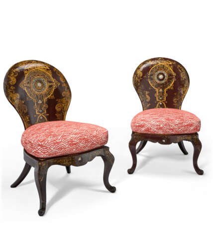 A PAIR OF VICTORIAN PARCEL-GILT AND MOTHER-OF-PEARL INLAID PAPIER MÂCHÉ EBONIZED SIDE CHAIRS - photo 2