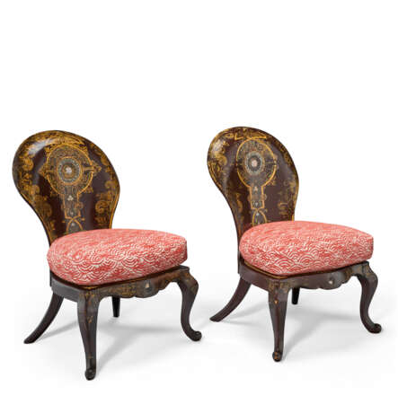 A PAIR OF VICTORIAN PARCEL-GILT AND MOTHER-OF-PEARL INLAID PAPIER MÂCHÉ EBONIZED SIDE CHAIRS - photo 4