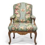 AN EARLY LOUIS XV WALNUT AND BEECHWOOD FAUTEUIL - фото 1