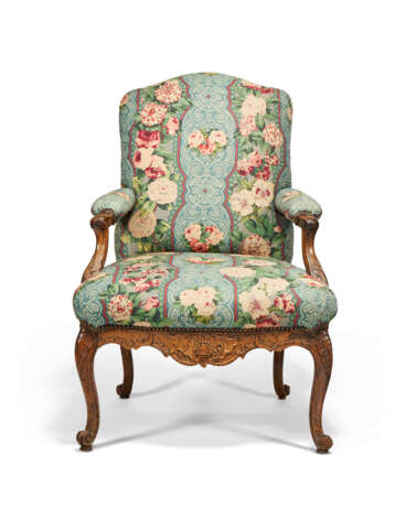 AN EARLY LOUIS XV WALNUT AND BEECHWOOD FAUTEUIL - фото 1