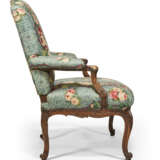 AN EARLY LOUIS XV WALNUT AND BEECHWOOD FAUTEUIL - фото 2