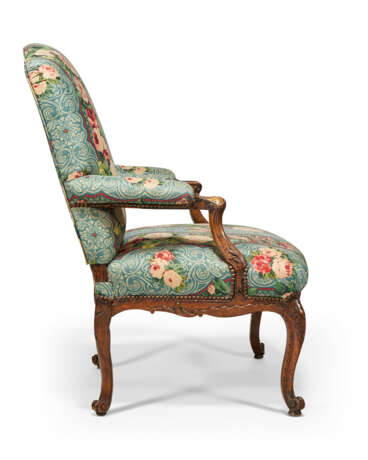 AN EARLY LOUIS XV WALNUT AND BEECHWOOD FAUTEUIL - фото 2