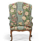 AN EARLY LOUIS XV WALNUT AND BEECHWOOD FAUTEUIL - фото 3