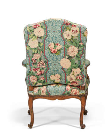 AN EARLY LOUIS XV WALNUT AND BEECHWOOD FAUTEUIL - фото 3