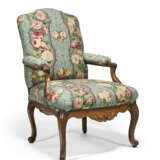 AN EARLY LOUIS XV WALNUT AND BEECHWOOD FAUTEUIL - фото 4