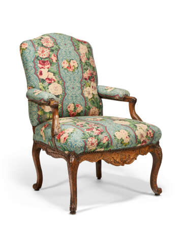 AN EARLY LOUIS XV WALNUT AND BEECHWOOD FAUTEUIL - фото 4