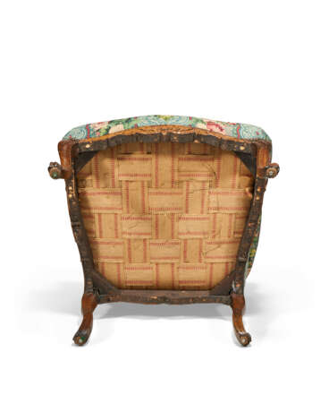 AN EARLY LOUIS XV WALNUT AND BEECHWOOD FAUTEUIL - фото 5