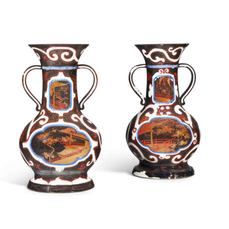 A LARGE PAIR OF PORCELAIN `JAPANNED` TWO-HANDLED VASES - Foto 1