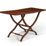 AN ENGLISH MAHOGANY FOLDING COACHING TABLE - Foto 2