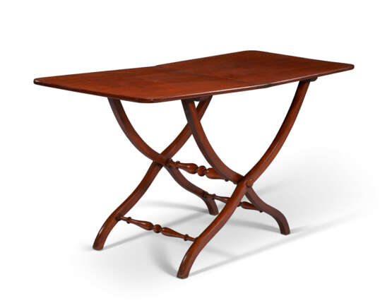 AN ENGLISH MAHOGANY FOLDING COACHING TABLE - Foto 2