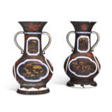 A LARGE PAIR OF PORCELAIN `JAPANNED` TWO-HANDLED VASES - Foto 3