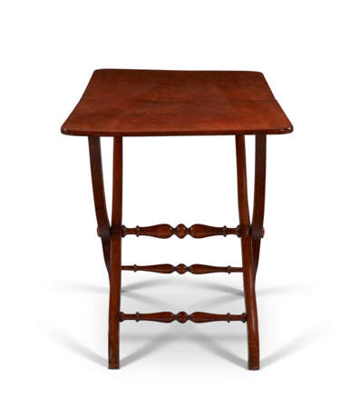 AN ENGLISH MAHOGANY FOLDING COACHING TABLE - Foto 3