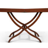 AN ENGLISH MAHOGANY FOLDING COACHING TABLE - Foto 4