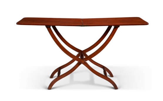 AN ENGLISH MAHOGANY FOLDING COACHING TABLE - Foto 4