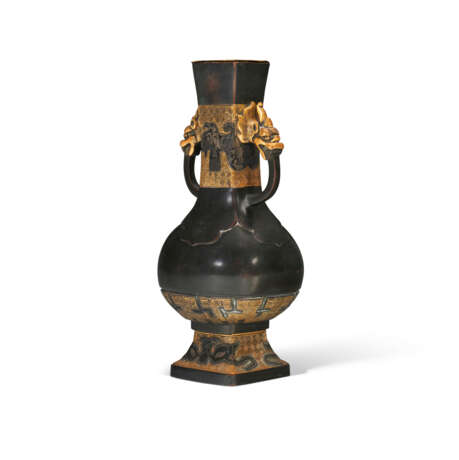 A FRENCH PATINATED, SILVERED AND PARCEL-GILT BRONZE VASE - фото 2