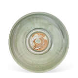 A SMALL CHINESE LONGQUAN CELADON BOWL - photo 4