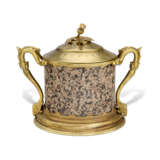 A MID-VICTORIAN GILT SILVER-PLATED PINK GRANITE VESSEL AND COVER - Foto 1