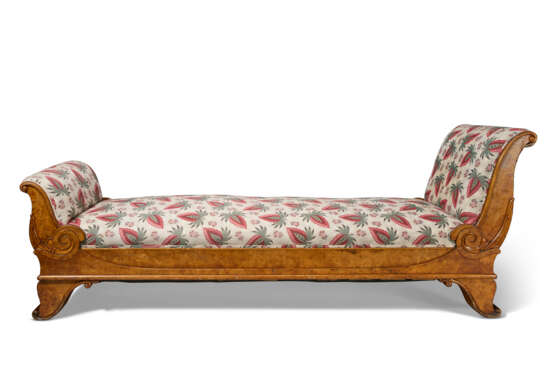 A BIEDERMEIER BURR WALNUT CHAISE-LONGUE - photo 1