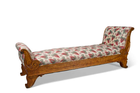 A BIEDERMEIER BURR WALNUT CHAISE-LONGUE - photo 2