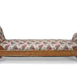 A BIEDERMEIER BURR WALNUT CHAISE-LONGUE - photo 3