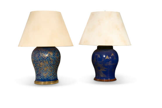 TWO METAL MOUNTED ENAMELED AND GILT DECORATED CHINESE STYLE BALUSTER JARS MOUNTED AS A LAMPS - Foto 1