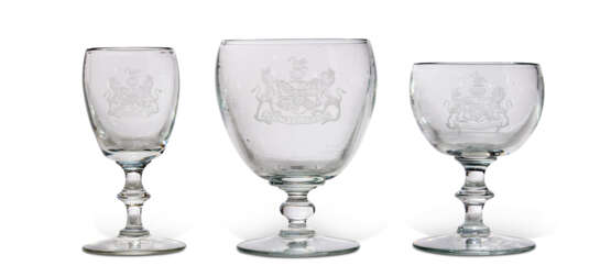 A SET OF ENGLISH ENGRAVED ARMORIAL GLASS STEMWARE - фото 1