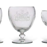 A SET OF ENGLISH ENGRAVED ARMORIAL GLASS STEMWARE - фото 1