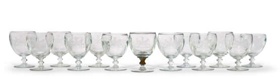 A SET OF ENGLISH ENGRAVED ARMORIAL GLASS STEMWARE - фото 2