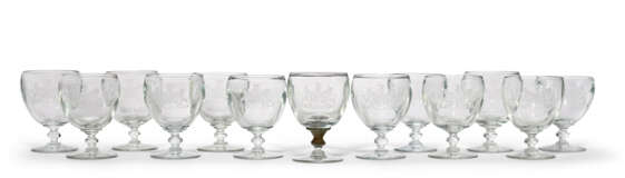 A SET OF ENGLISH ENGRAVED ARMORIAL GLASS STEMWARE - фото 2