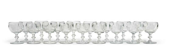 A SET OF ENGLISH ENGRAVED ARMORIAL GLASS STEMWARE - фото 3