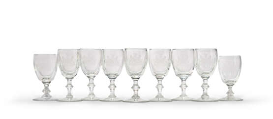 A SET OF ENGLISH ENGRAVED ARMORIAL GLASS STEMWARE - фото 4