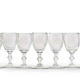 A SET OF ENGLISH ENGRAVED ARMORIAL GLASS STEMWARE - фото 4