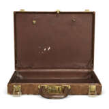 AN UNSIGNED BROWN LEATHER BRIEFCASE WITH BRASS HARDWARE - Foto 3