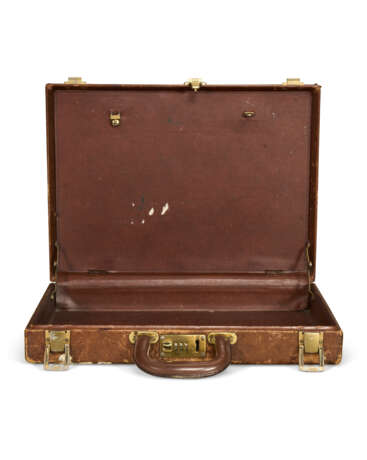 AN UNSIGNED BROWN LEATHER BRIEFCASE WITH BRASS HARDWARE - Foto 3