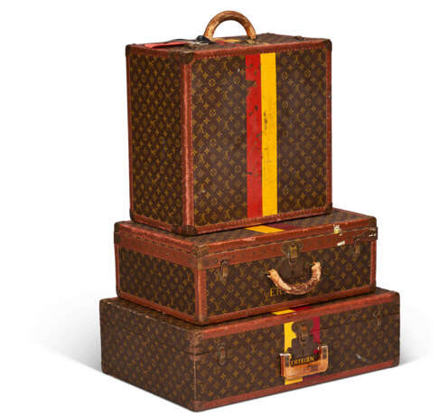 A SET OF THREE: PERSONALIZED MONOGRAM CANVAS HARDSIDED SUITCASES WITH BRASS HARDWARE & CONCERT STICKERS - Foto 1