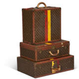 A SET OF THREE: PERSONALIZED MONOGRAM CANVAS HARDSIDED SUITCASES WITH BRASS HARDWARE & CONCERT STICKERS - Foto 1