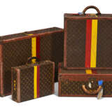 A SET OF FOUR: PERSONALIZED MONOGRAM CANVAS HARDSIDED SUITCASES WITH BRASS HARDWARE - Foto 1