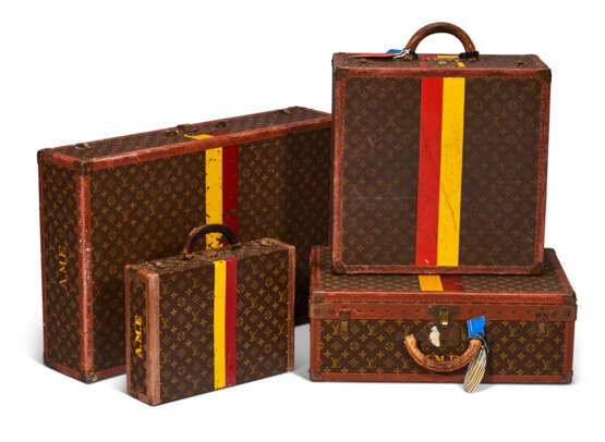 A SET OF FOUR: PERSONALIZED MONOGRAM CANVAS HARDSIDED SUITCASES WITH BRASS HARDWARE - Foto 1